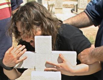 mujer_cristiana_llora_muerte_familiares_atentado_Bagdad