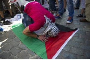 Manifestante pro-palestino rezando a Alá. Francia, julio 2014. Flash90