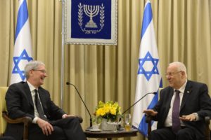 Presidente de Israel Rivlin y Tim Cook de Apple