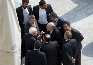 FM Zarif de Irán (C a la izquierda) y jefe de la OEA de Irán Salehi, C a la derecha, con sus colegas en Lausana 19 de marzo 2015. (Foto REUTERS)