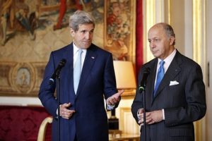 Secretario de Estado estadounidense Kerry y Ministro de AAEE francés Laurent Fabious