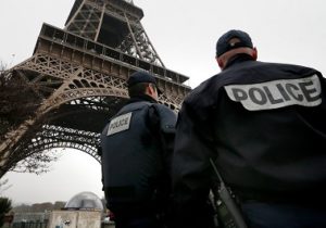 Patrulla policía francesa junto a la Torre Eiffel (REUTERS)
