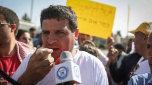 Ayman Odeh habla con la prensa frente a la residencia presidencial durante una manifestación de activistas beduinas en Jerusalén, 29 de marzo de 2015. (Hadas Parush / Flash90)