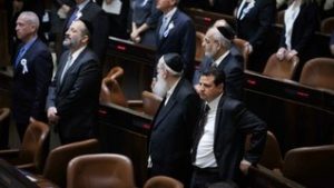 Ayman Odeh (abajo R) visto durante la ceremonia de toma de posesión de la 20a Knéset, 31 de marzo de 2015. (Miriam Alster / Flash90)