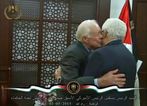 Ex presidente estadounidense Jimmy Carter con  el  Presidente Mahmoud Abbas de la Autoridad Palestina, en Ramallah el 02 de mayo de 2015.  (Fuente de la imagen: la oficina del presidente de la AP)