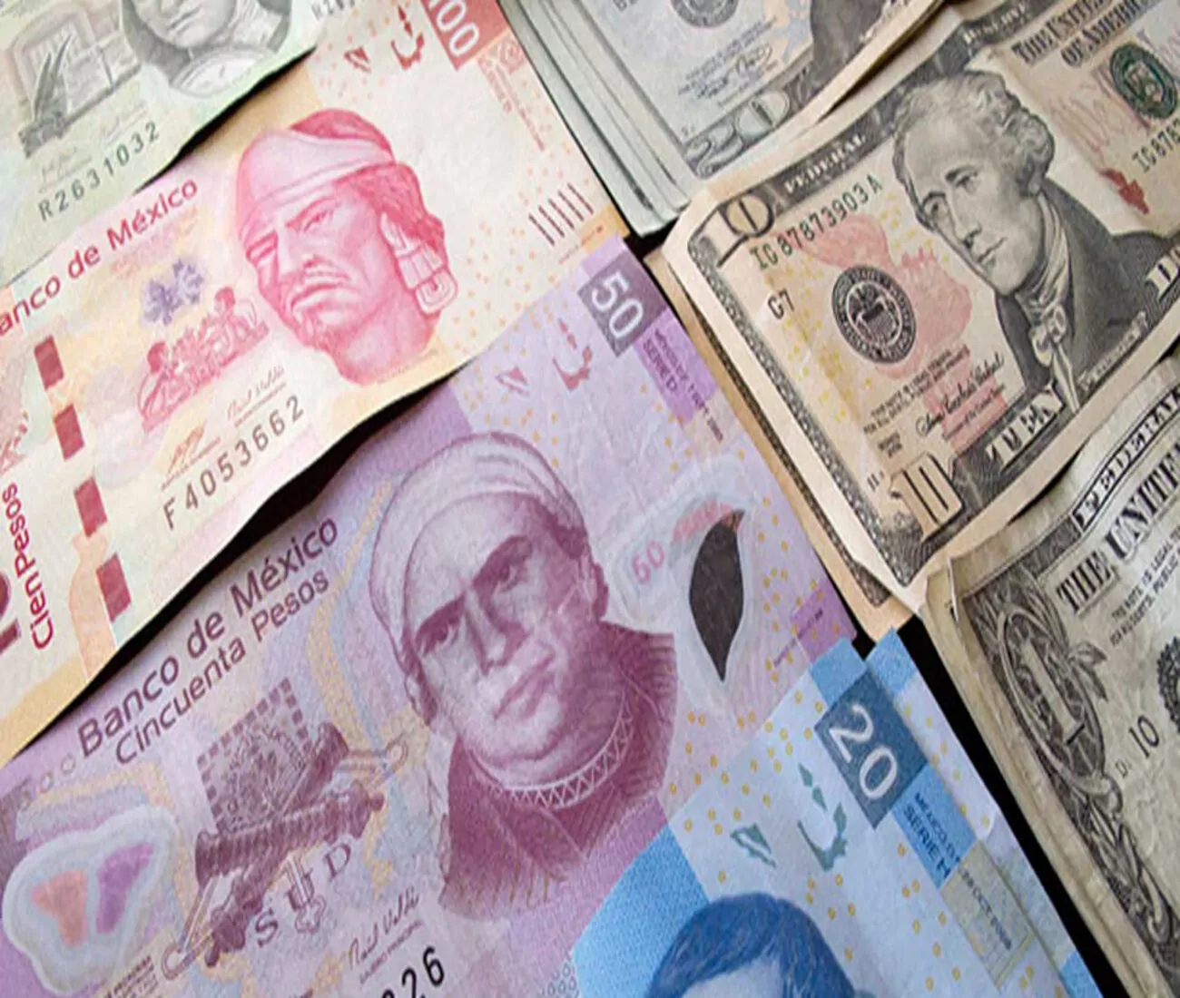 Peso cierra a la alza, repunta 23 unidades por dolar